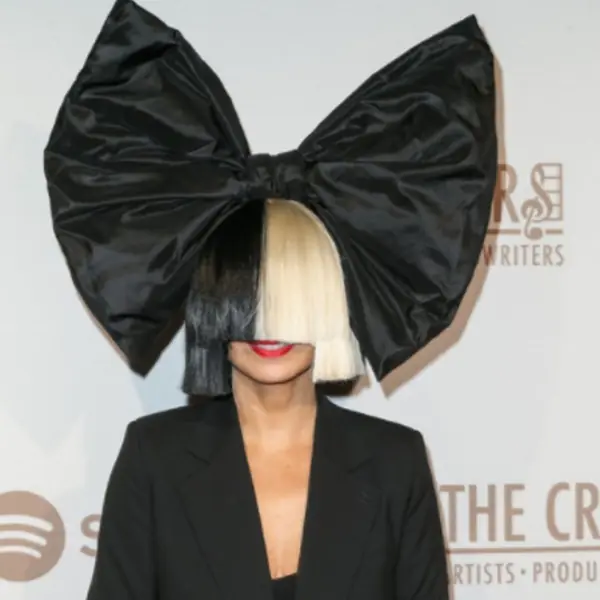 Sia 力挺強尼戴普才是受害者，勇敢嗆爆「超級富豪」伊隆馬斯克和 Amber Heard！