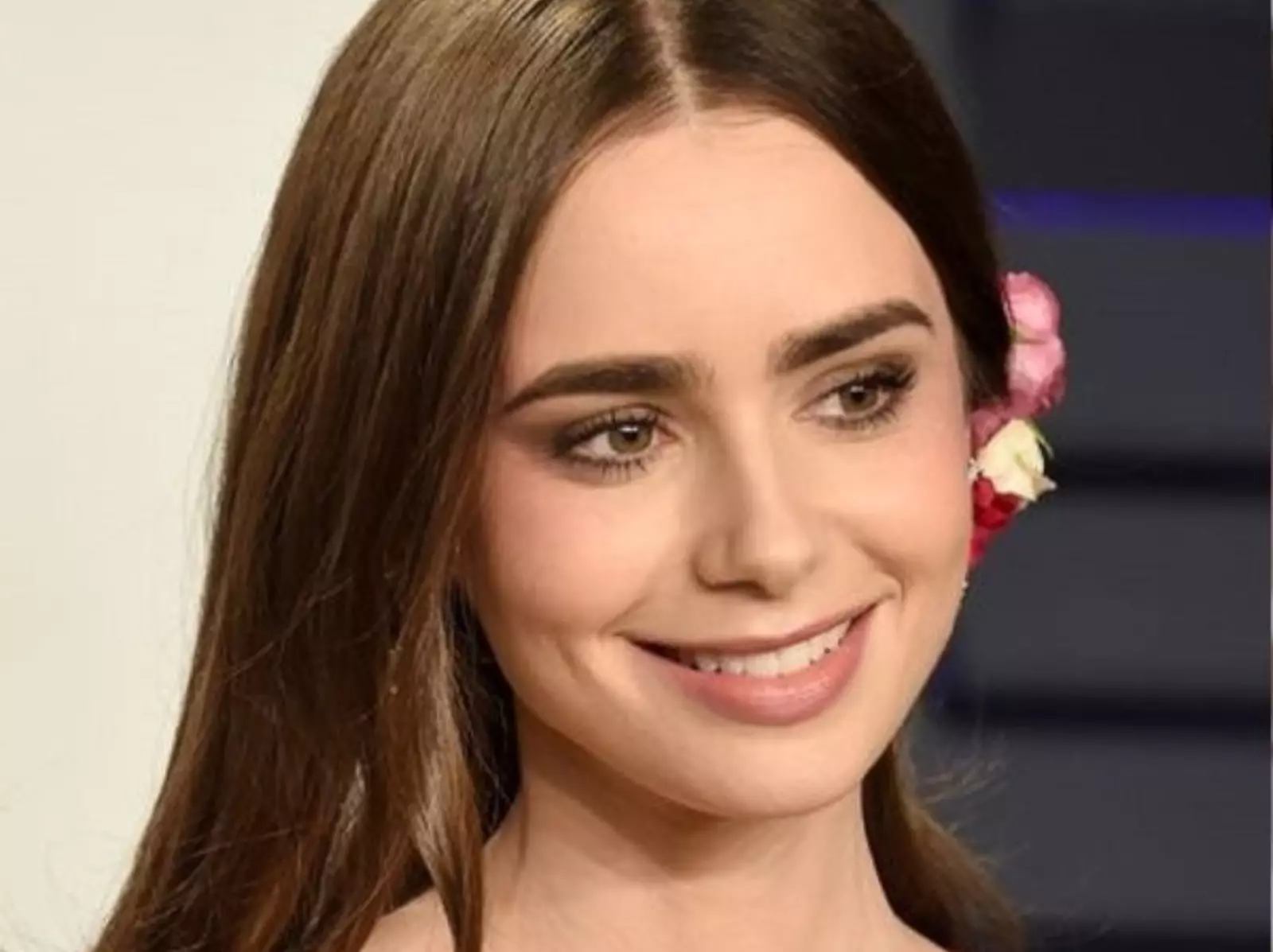 莉莉·柯林斯（Lily Collins）稱《艾蜜莉在巴黎》（Emily in Paris）女主角應為 22 歲，引網友砲轟：拜託有點常識好嗎？