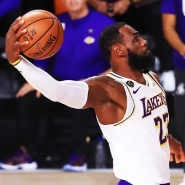 全球獨有 Kobe 金鞋！2020 年 10 大「NBA 球員上腳回顧」，詹皇、字母哥等季後賽實戰好鞋攏底家！