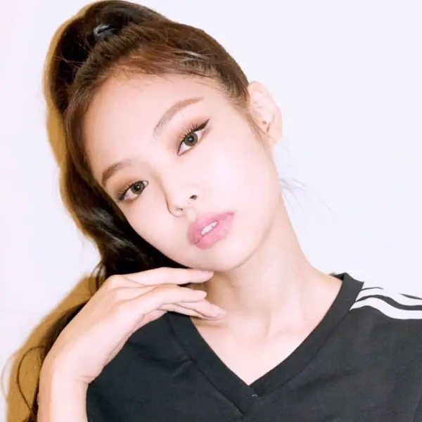 從幼臉普妹到高冷女神，原來差很大！一篇帶你回顧 BLACKPINK JENNIE 「人間香奈兒進化史」！