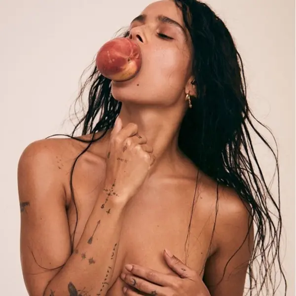 簡直就是性感尤物！新一代「貓女」Zoë Kravitz 「腿根開衩照」狂圈粉，辣體全靠「泡出來的」？