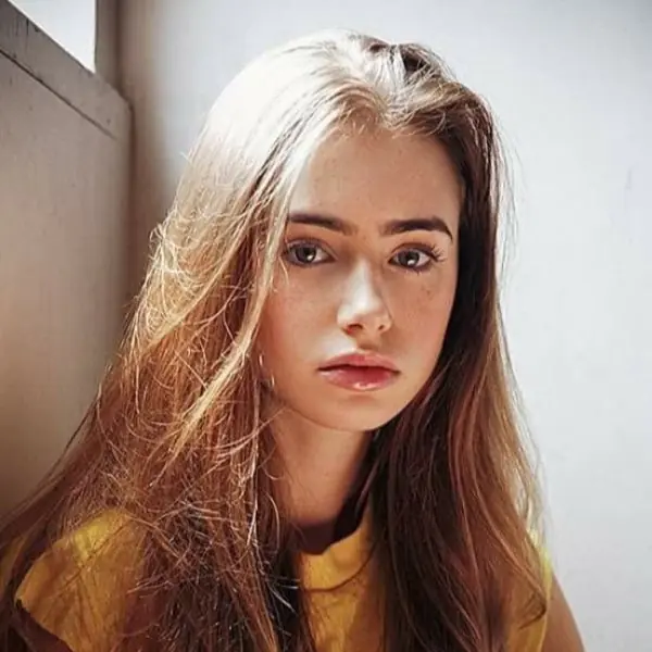 《艾蜜莉在巴黎》（Emily in Paris） 莉莉·柯林斯（Lily Collins）遺憾失去「正統英國口音」，從 5 歲搬往美國就徹底忘光！