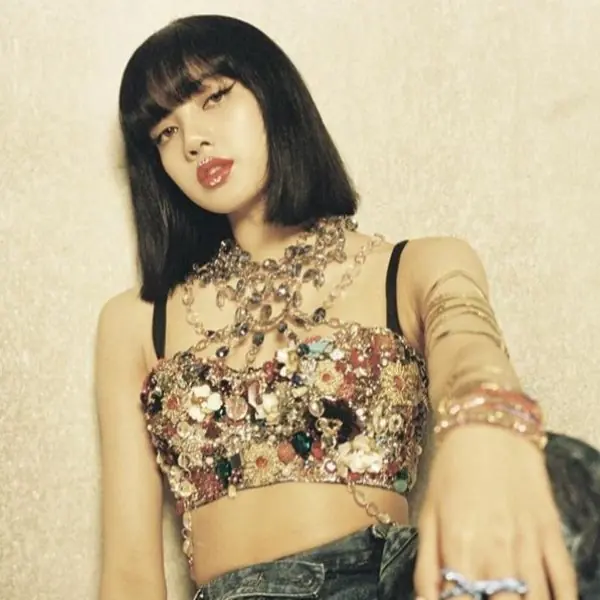 BLACKPINK 中最賺金雞母！？解析 Lisa 被 BVLGARI、CELINE 等大牌欽點的原因：男女通吃是基本⋯