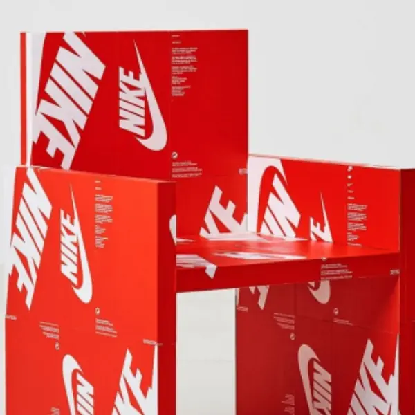 鞋頭瘋掉！藝術家打造「Nike 鞋盒沙發」Jordan、Dunk SB 版本全都有，鞋迷：「給你錢快出！」