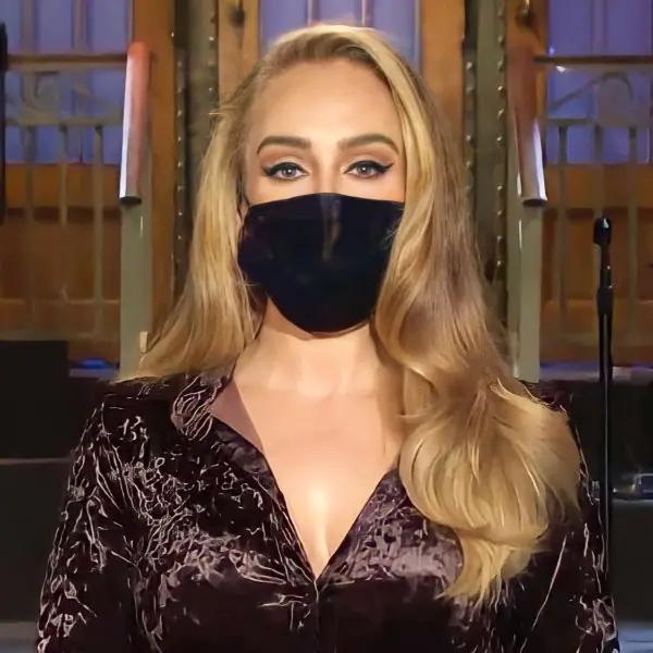 Adele 暴瘦首現身《週六夜現場》絕美正翻，網友驚判若兩人：真不是找別人假扮的？