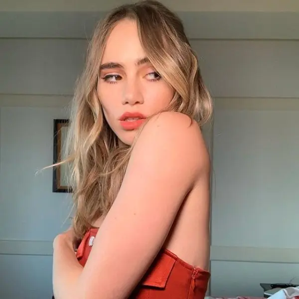 什麼魅力把走羅伯派汀森的心？未婚妻 suki waterhouse 的「空靈性感」關鍵全在細節裡！