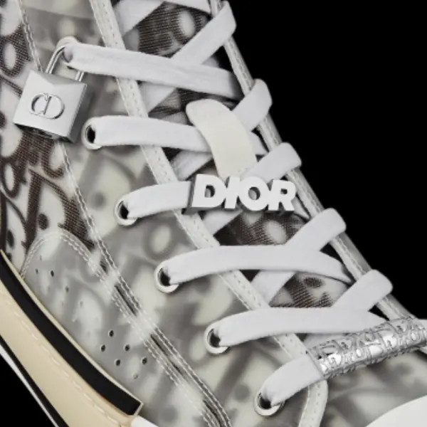 如何把普鞋變爆款神鞋？鞋頭們都靠 Nike、Dior 「這個小物」一秒搞定，你還不跟上！