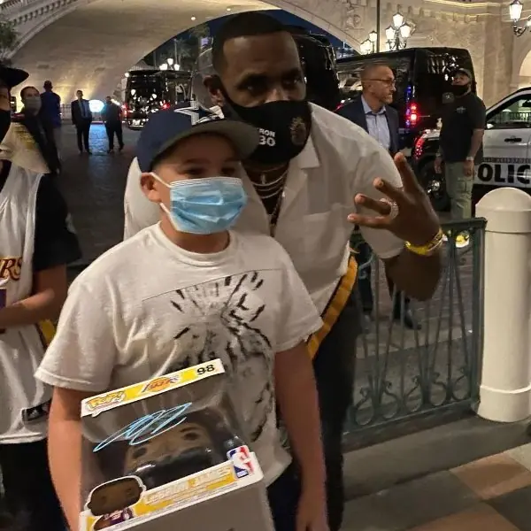 NBA 暖男！詹皇不聽保全指示上車，只為了幫苦等 8 小時的小球迷簽名加合照