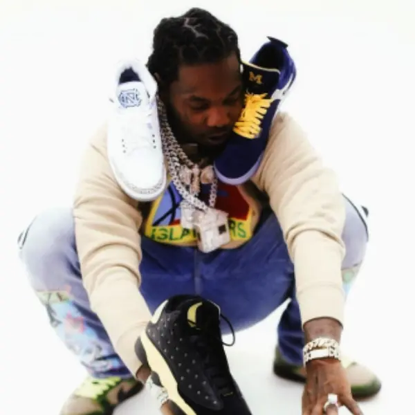 太炸！Offest 穿上 Travis Scott「親友限定」、AJ4 鬼罕聯名球鞋，網友：「果然是 Cardi B 深愛的男人！」