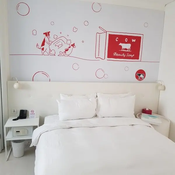 日本百年國民香皂--【牛乳石鹼】紅盒皂 變身台北女孩系時尚飯店「Hotelpoispois泡泡飯店」裝置藝術