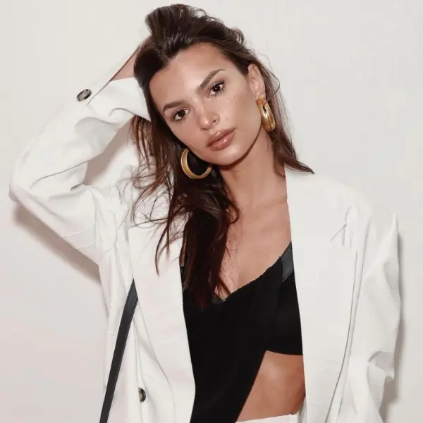 地表最性感孕婦！辣模「Emily Ratajkowski」心機穿搭大解析：這 4 樣關鍵單品不能少！