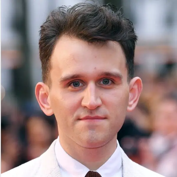 哈利波特「達力」變癡情男！《后翼棄兵》Harry Melling 與安雅泰勒喬伊「最大和最小眼距」配對！