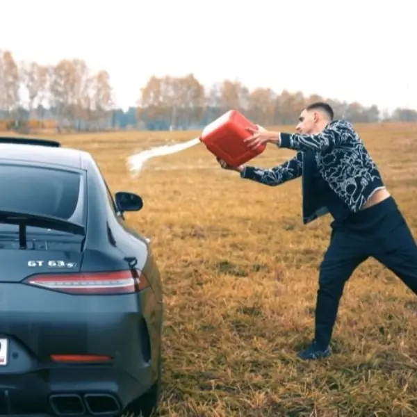 車迷慎入！俄羅斯超狂男子親手燒毀賓士 AMG GT 63 S，500 萬跑車當場變破銅爛鐵