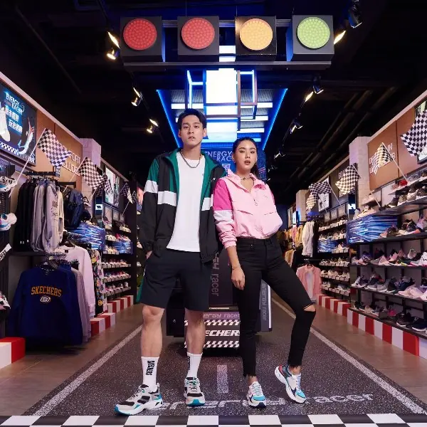 「韓流直送」SKECHERS 全台首間  N2 Plus  韓風概念店來了！ 辣模 Angelina、男神 Morris 展現超強穿搭實力  大玩復古潮流穿搭 PK！