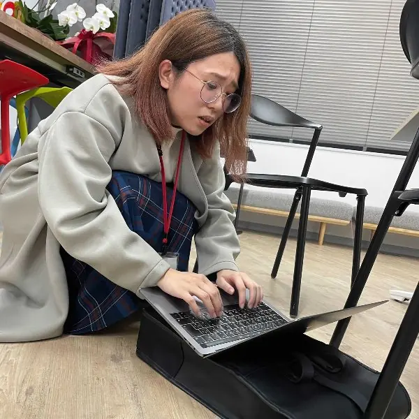 日本地味萬聖節 Cosplay 再來襲，「在車站蹲在地上緊急打開筆電工作的社畜」太寫實...
