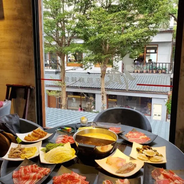 不說還以為是咖啡廳！全台 10 家「文青火鍋店」推薦，老宅改建、私人美術館、無印風都超美～