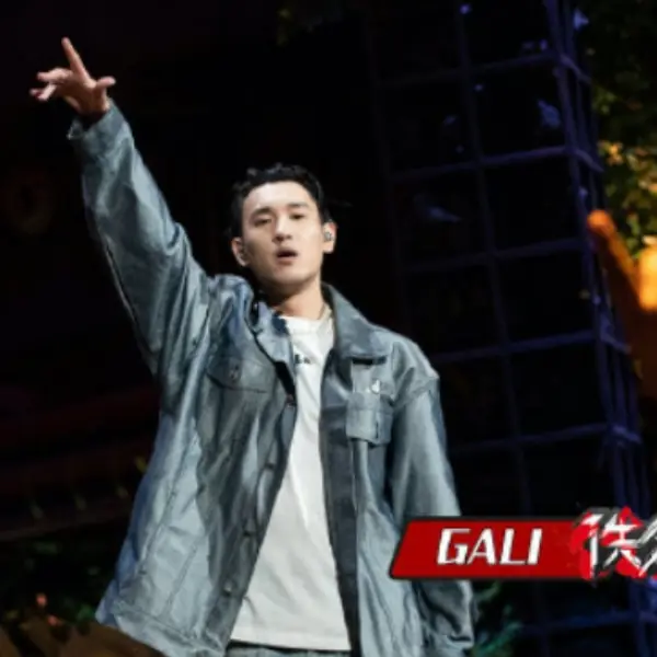 有點東西！《中國新說唱》GALI 腳踩 Travis Scott x AJ1 等爆款神鞋，網友：「是 GALI 我就服！」
