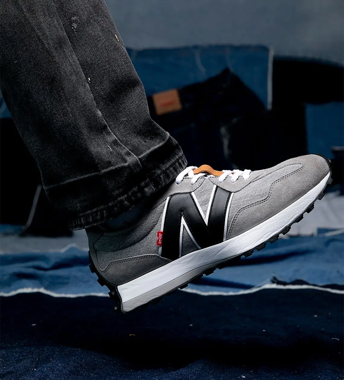 錢錢們真的抱歉！Levi's x New Balance 327 最新聯名球鞋曝光，鞋迷：「又被 NB 毒到⋯」