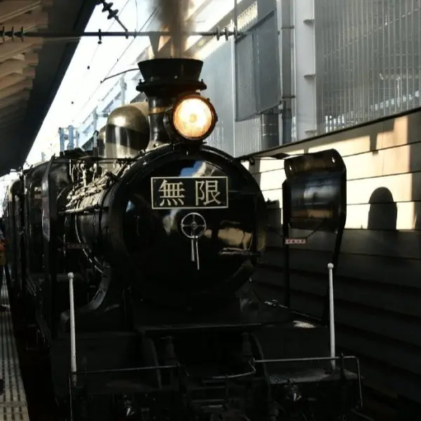 帥度爆表！《鬼滅之刃：無限列車篇》蒸汽火車實體化，日本網友「現場擠爆」朝聖！