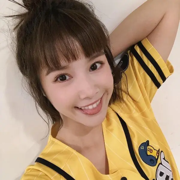 快 40 長這樣誰會信！童顏女神「李佳穎」不只長相超逆齡，還靠 3 招穿搭細節回到 18 歲！