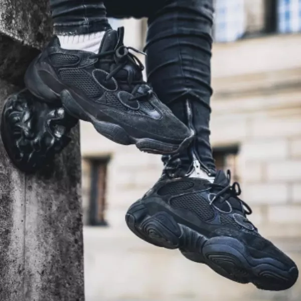 黑魂控高潮！adidas Originals Yeezy 500 純黑「復刻日期」全公開，網友：「我不會再錯過！」