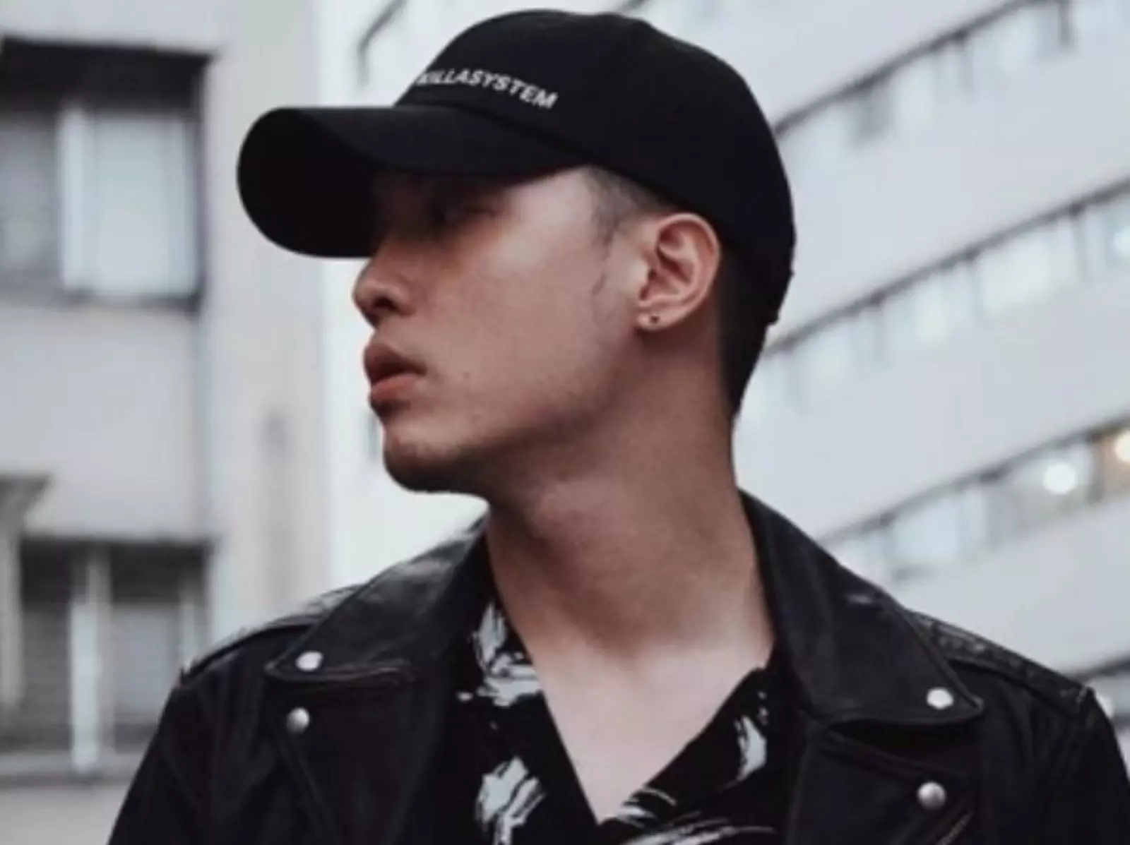 別問很可怕！「R&B 神曲製造機」J.Sheon 三大秋冬帽款穿搭你跟上了嗎？歌迷：「有街巷就給讚！」