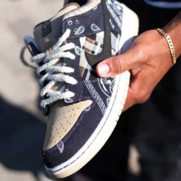 台幣千元入手！Travis Scott x Nike Dunk SB「破萬神鞋」驚現 Outlet，鞋迷：「這雙沒人要？」