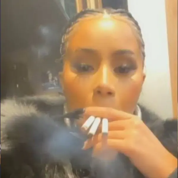川普穩了！饒舌女王 Cardi B 看美國總統大選超失望，氣到自拍「抽三根菸」洩恨！