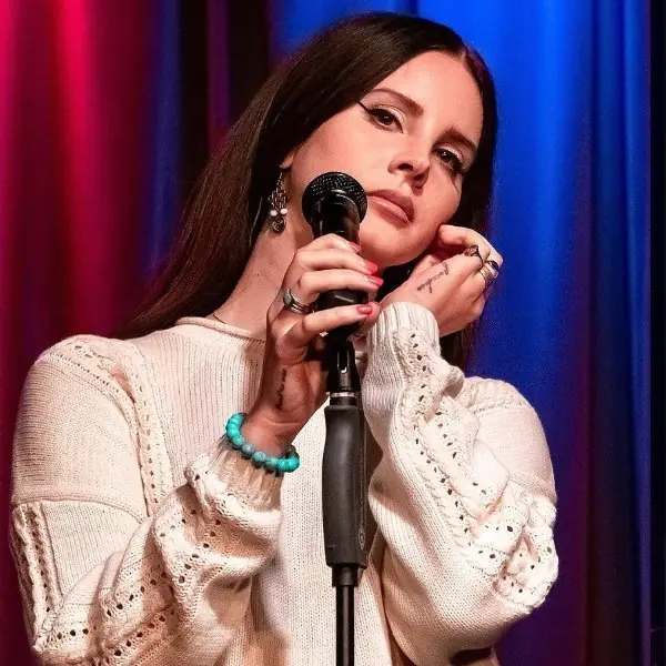 被激進拜登粉責怪投給川普「要求檢查明星選票紀錄」，Lana Del Rey 飆髒話霸氣回應！