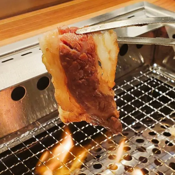 日本 A5 和牛不用千元就能爽吃！3 家高 CP 值和牛燒肉吃到飽推薦，還有「特急列車」送餐到你面前