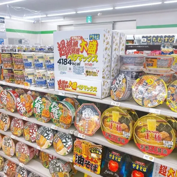 男生一個人也嗑不完！日本國民炒麵推出「史上最巨泡麵」，網友崩潰：裝完一碗公還剩超多！