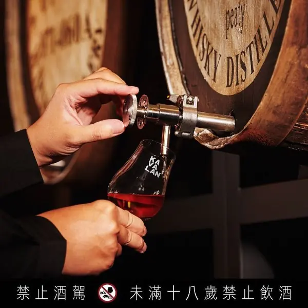 第一次喝威士忌就上手！老司機必去的「3 家威士忌酒吧」推薦，竟然還有賣威士忌口味的雞排？！