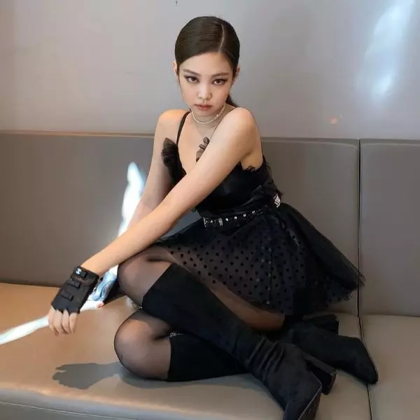 【潮妹關鍵字】Jennie、泫雅狂穿的「絲襪」俗到爆？教你 3 招擺脫時尚絕緣體封號～