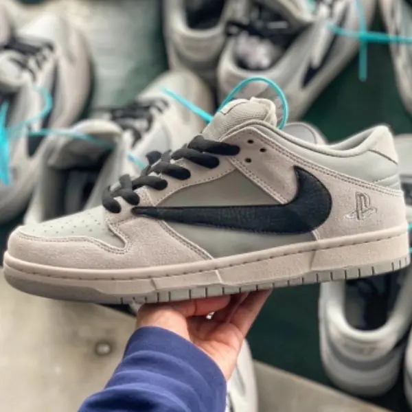 假貨搶先發售！Travis Scott x PS x Nike「三方聯名爆款」假鞋或將流入市場，鞋迷：「太惡劣！」
