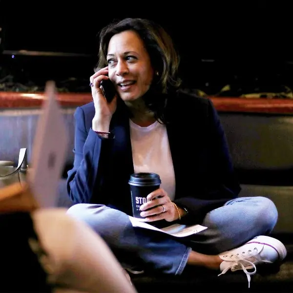 最愛穿帆布鞋的副總統！美國首位女副手「賀錦麗」Kamala Harris 穿搭解析：平價單品也能穿出出眾氣質！