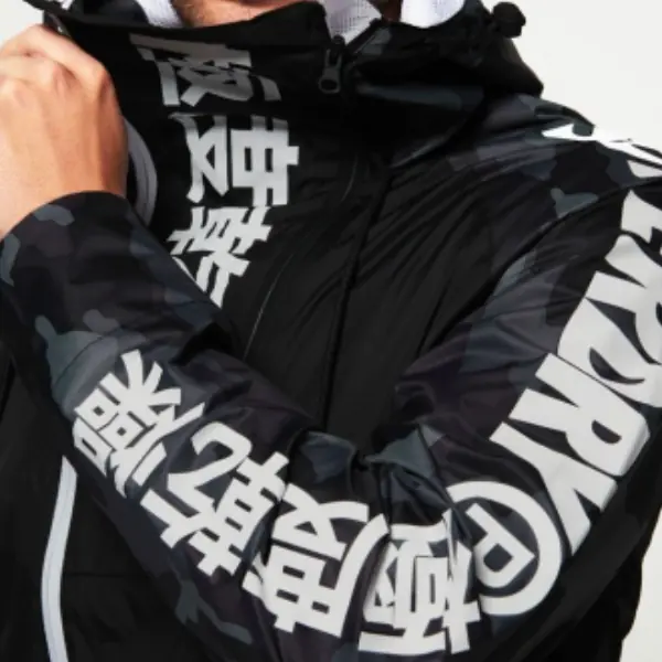 滿街撞！極度乾燥、KAWS 聯名 Tee 等 10 款常見「國民服」你都有？網友：「最後一款必備！」