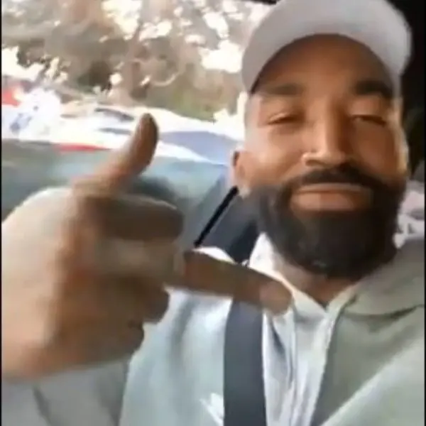 川普敗選真爽！NBA 球星 JR Smith 開 BMW 兜風，對路上的川粉狂比中指