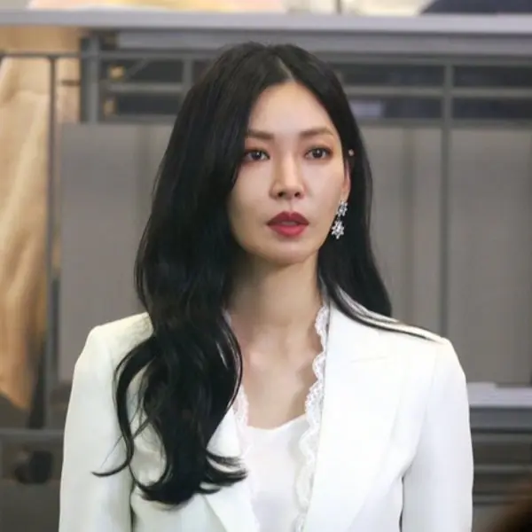 連穿搭都有戲！《Penthouse 上流戰爭》金素妍、李智雅、柳真「造型大解密」：一眼看穿平民貴族差異！