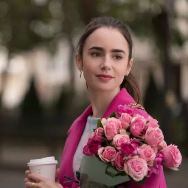 Netflix《艾蜜莉在巴黎》續訂第二季，莉莉柯林斯和閨蜜、帥哥主廚一同現身慶祝！
