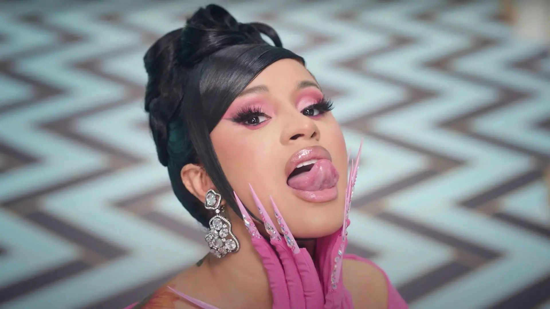 Cardi B 想逼討厭生魚片的老公吃壽司，開條件「我幫你含」Offset 一秒巧妙回擊！