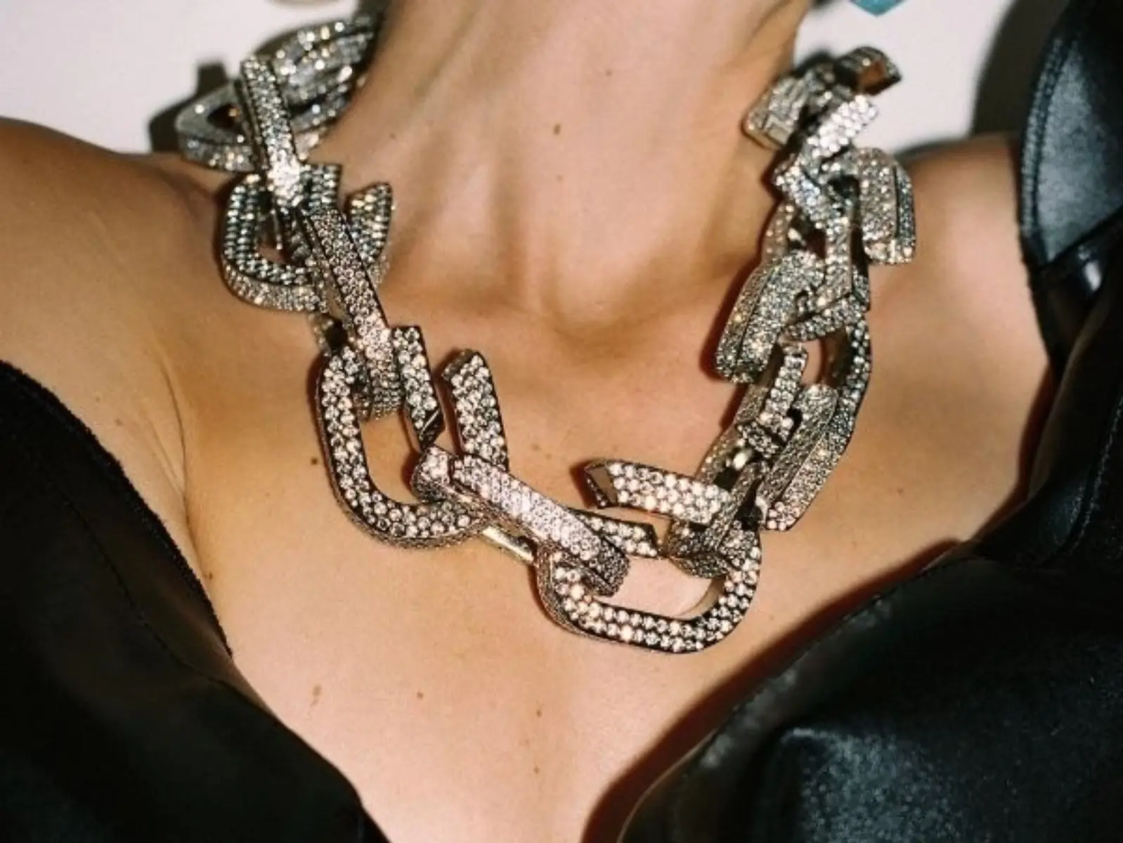 Travis Scott 夫婦都戴了你還等什麼？CHANEL、Dior⋯激推 15 款超霸氣「粗鏈條」首飾！