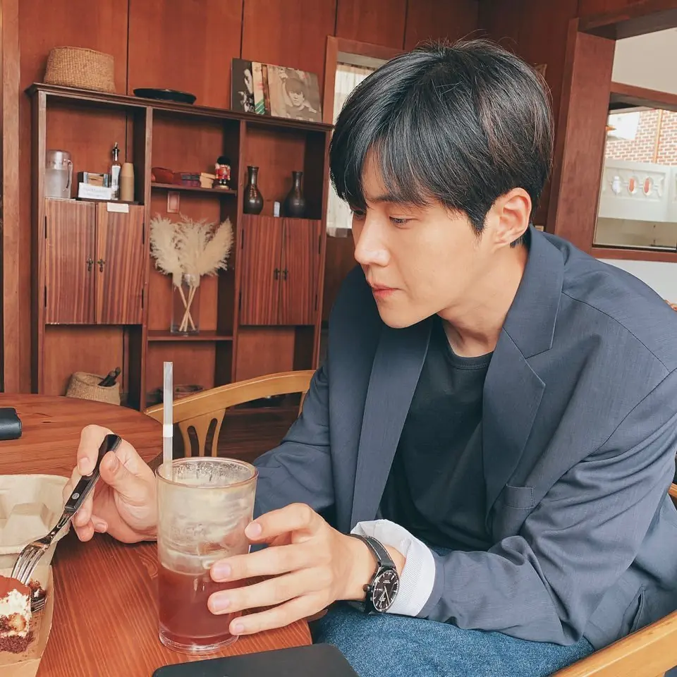 2021 《海岸村恰恰恰》金宣虎 3 款秋冬男生髮型推薦，讓你剪完一秒變歐巴！