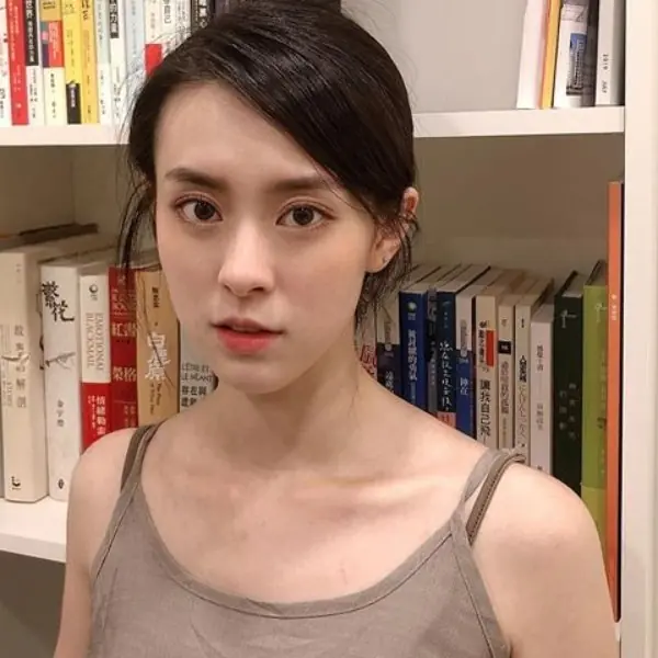 又一值得追的新生代！「小金泰熙」邱偲琹《親愛的殺手》全裸演出全靠「清純妝」不情色又有魅力！