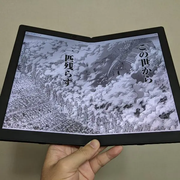 這是心動的感覺！日本可折疊式「電子閱讀器」爆紅，網友：看漫畫大跨頁超爽！