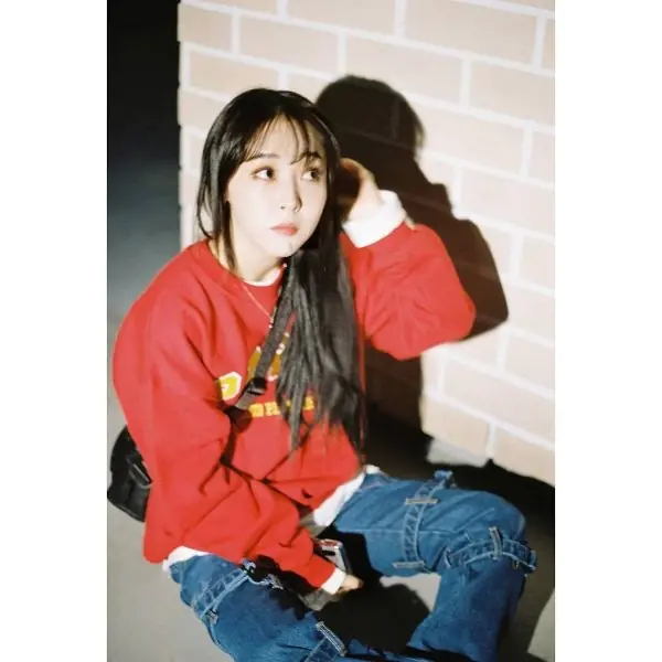 不愧是「行走 Boyish 穿搭教科書」！MAMAMOO 玟星何止是潮流帥妹，連腳上的球鞋也比男生猛！