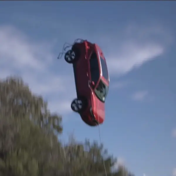 瑞典坦克不是叫假的！Volvo 進行 100 英呎高空自由落體測試，到地面車艙竟然依舊完整