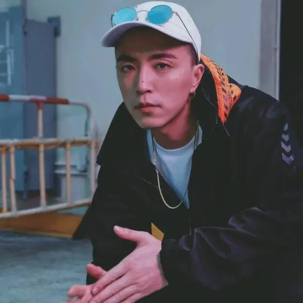 「新雙 J 組合」登場？！呸姐蔡依林與《有嘻哈》選手 Jony  J 合作浪漫情歌！網友傻眼：意想不到的組合⋯