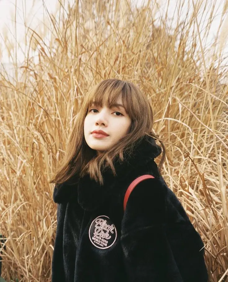 比男友抱還舒服！連 Lisa 都愛的「絨毛外套」如何穿才最顯瘦？一篇穿搭攻略都給妳！