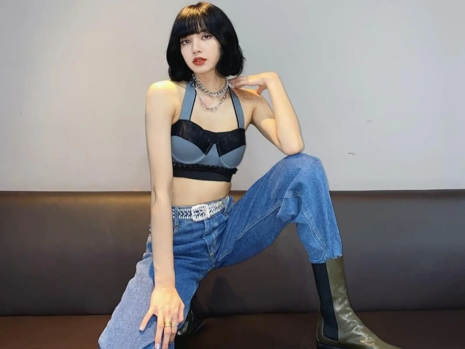 泫雅、Bella Hadid 都愛穿的長腿神器「厚底靴」怎麼搭才不土？這 3 招辣出質感～