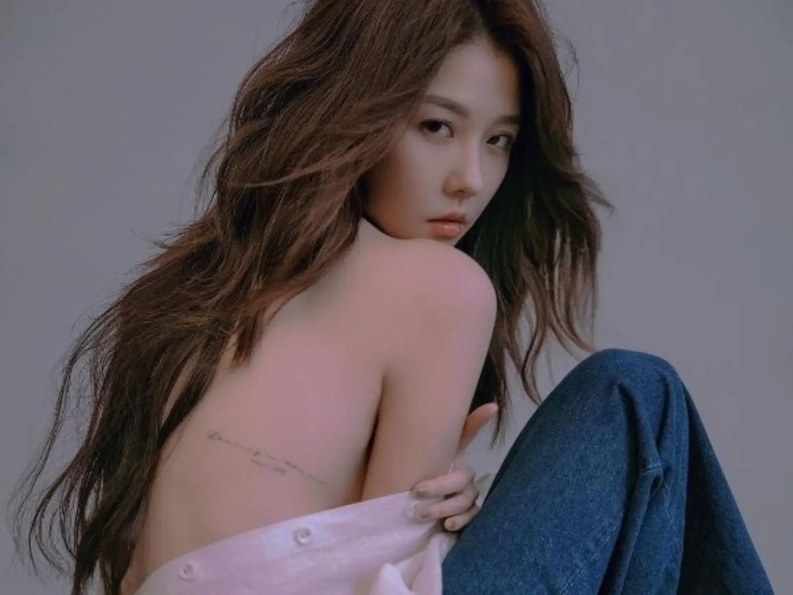 邵雨薇、Tiffany⋯揭曉 5 位女星的「超性感刺青」，原來刺「側背部」最有女人味！